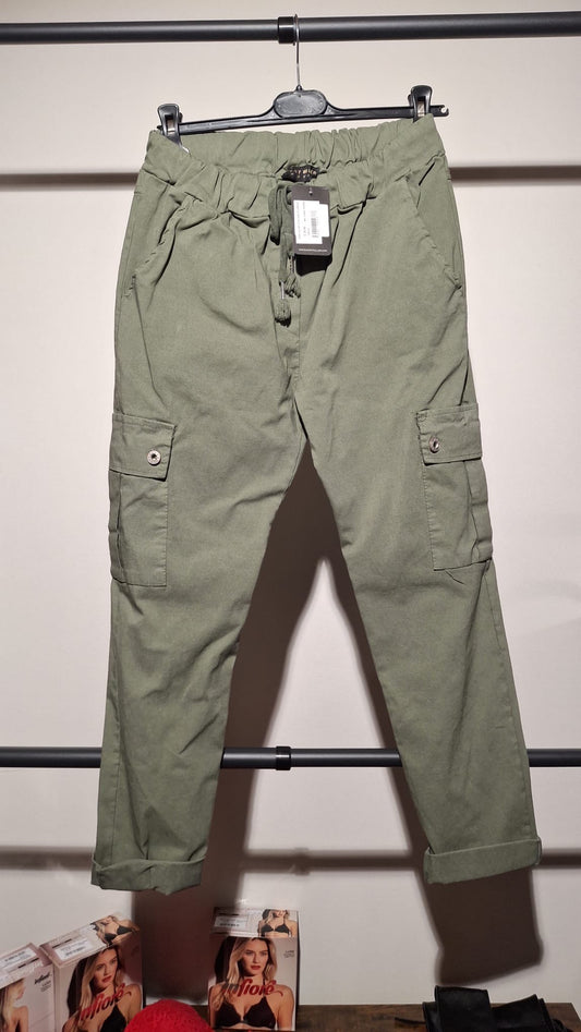 PANTALONI CON TASCA CARGO