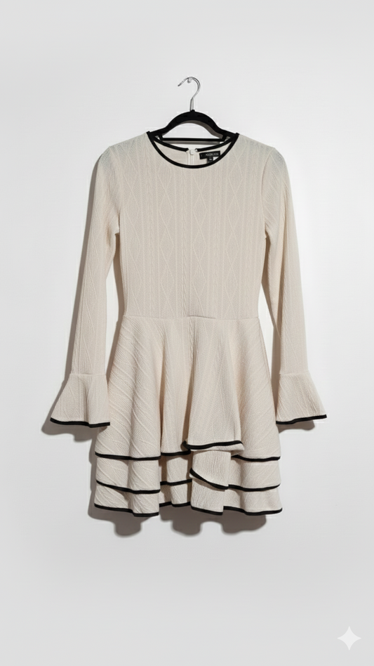 Abito Mini in Tessuto Strutturato con Balze e Profili a Contrasto