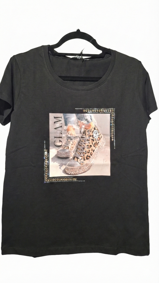 T-shirt nera, stampa sneakers leopardate e strass.