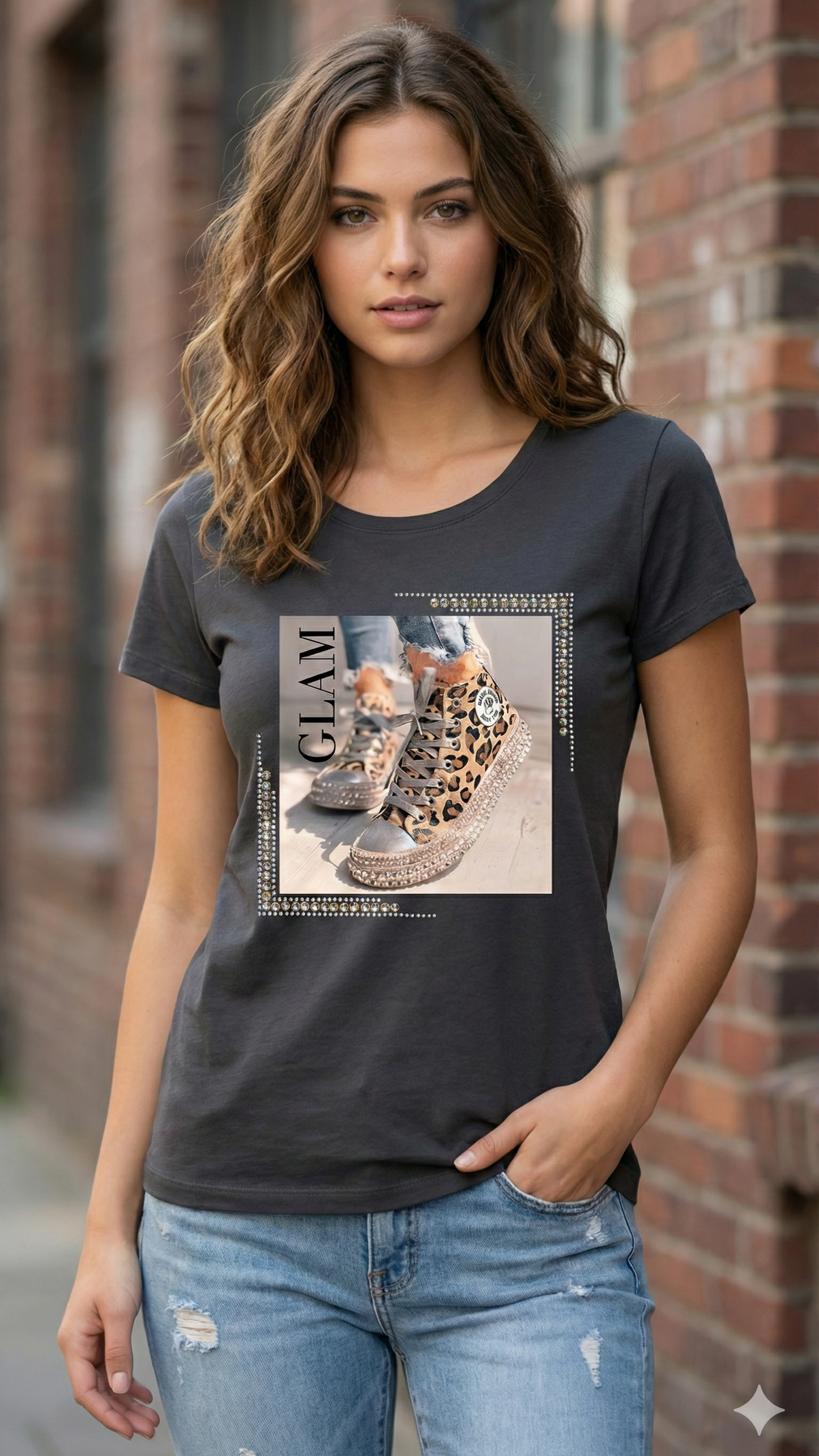 T-shirt nera, stampa sneakers leopardate e strass.